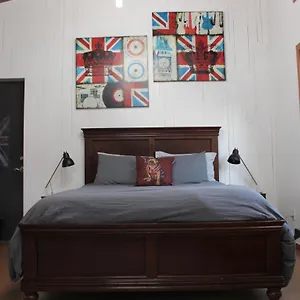 Private Bright Modern Studio! Queen Bed ! Apartment Victoria